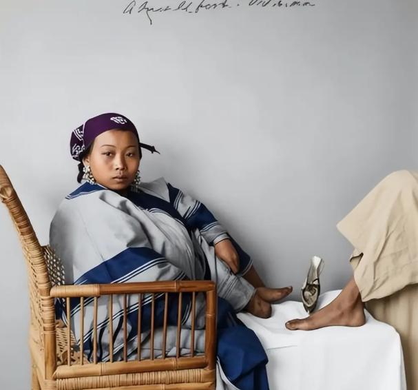 在古代社会里，裹脚这一行为严重损害女性身体，是十分落后的封建恶习。过往千百年间这