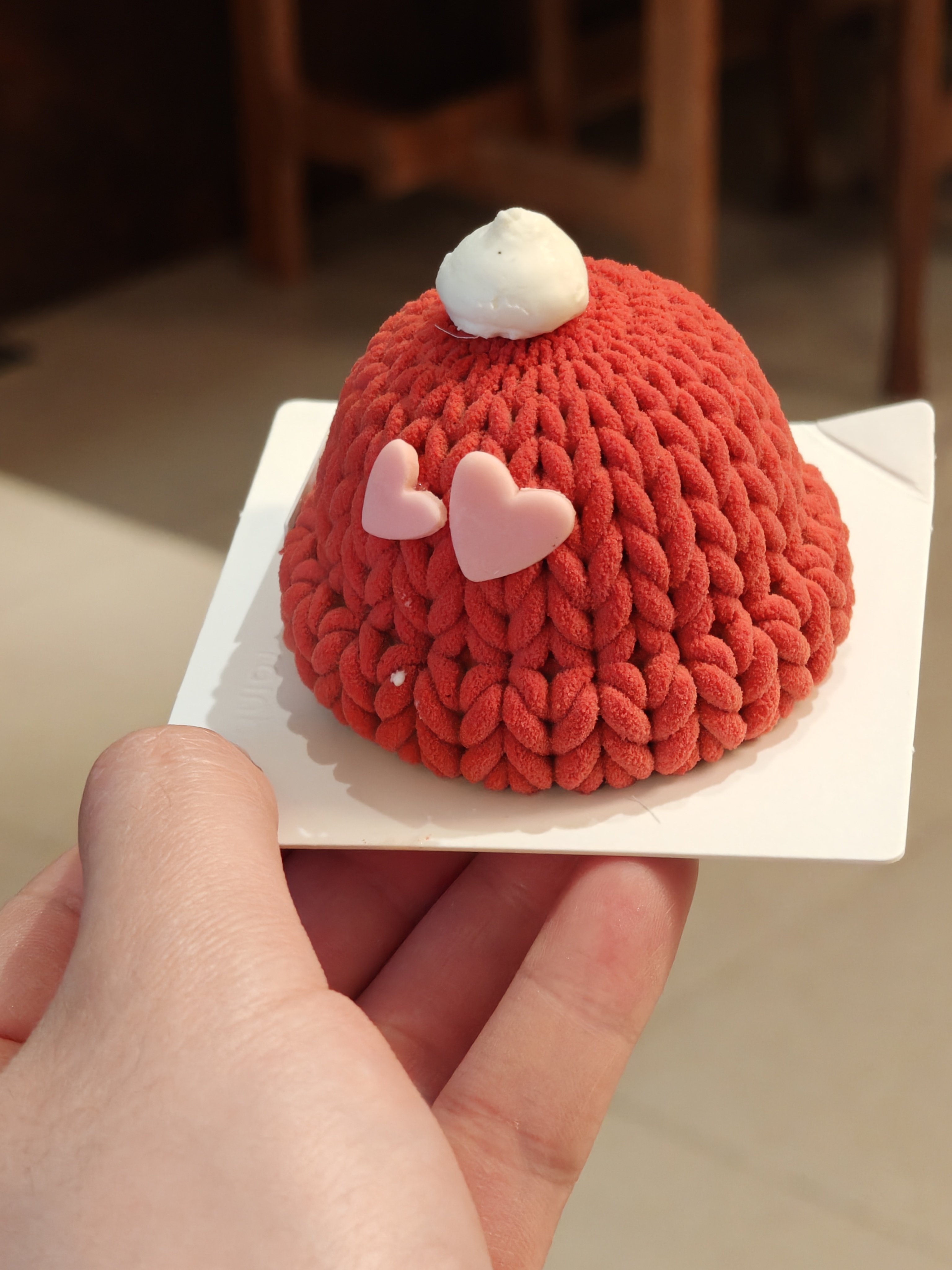 毛线帽的甜品小小的 最大的人一口一个