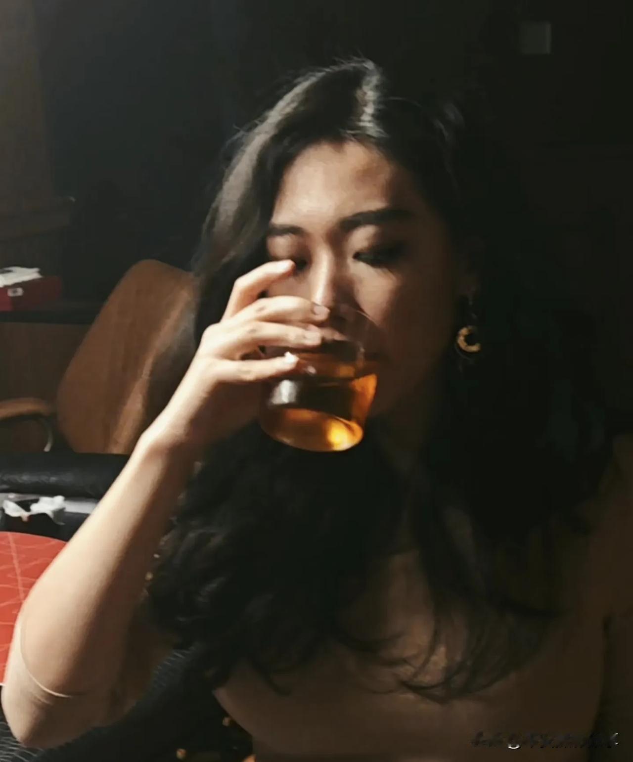 葡萄美酒夜光杯，欲饮琵琶马上催。醉卧沙场君莫笑，古来征战几人回？怎么穿搭会让人比