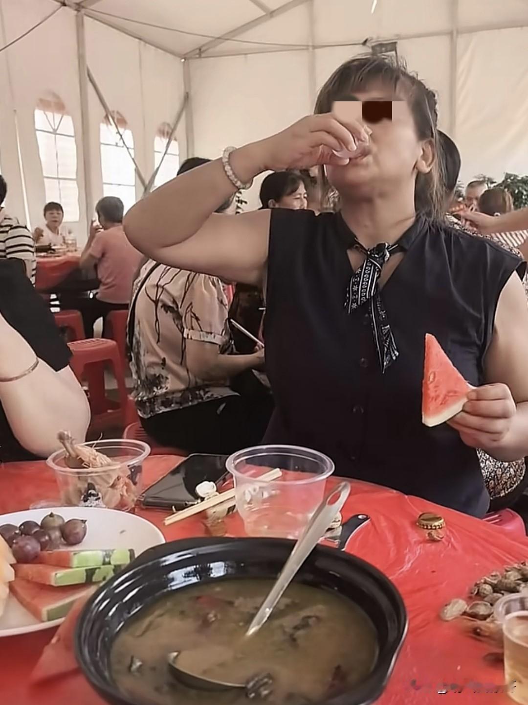 侄子的婚礼上，一个跟我们家有点亲戚关系的弟妹在酒桌上被人怂恿，提起杯子就连干了三