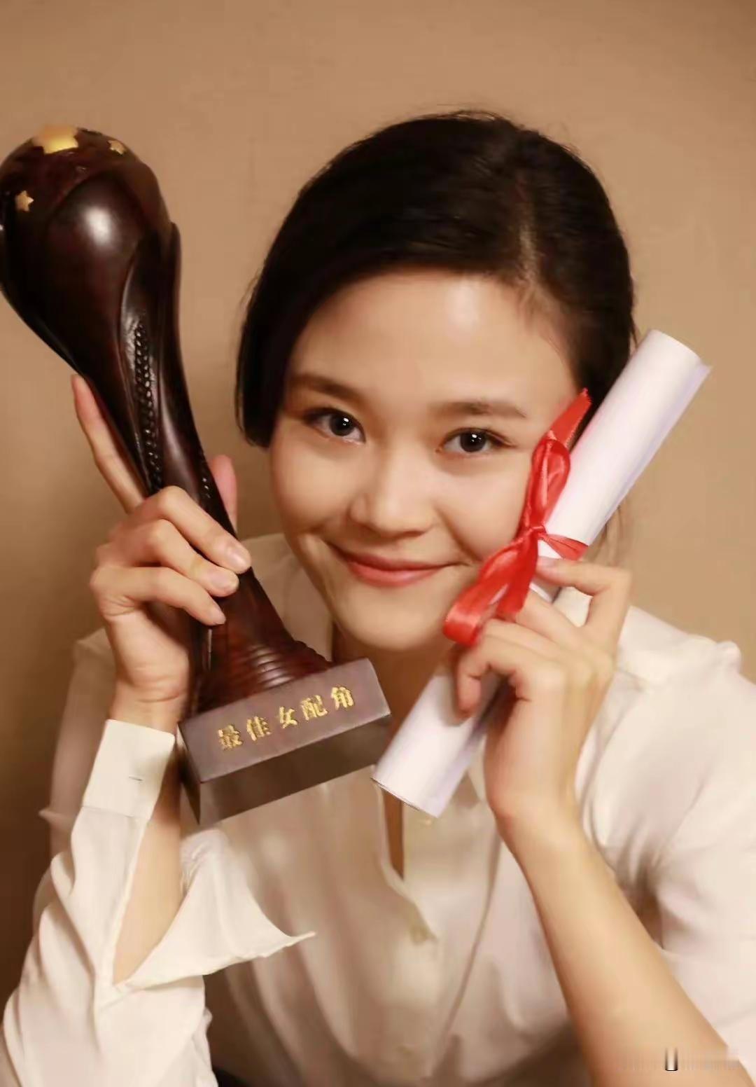 这位也是一个星二代，她的妈妈是一位演技派的老戏骨，但她从不靠老妈的关系，全凭自己