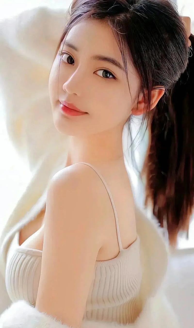 今天早上，和老公亲热完，他五点多就出去上班了，当他离开的时候  

我还在床上沉