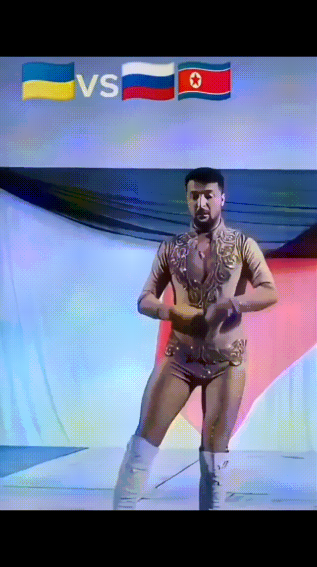 2002年，乌克兰“喜剧小丑”泽连斯基，在德国表演“抖胸”舞。

这恐怕是乌克兰