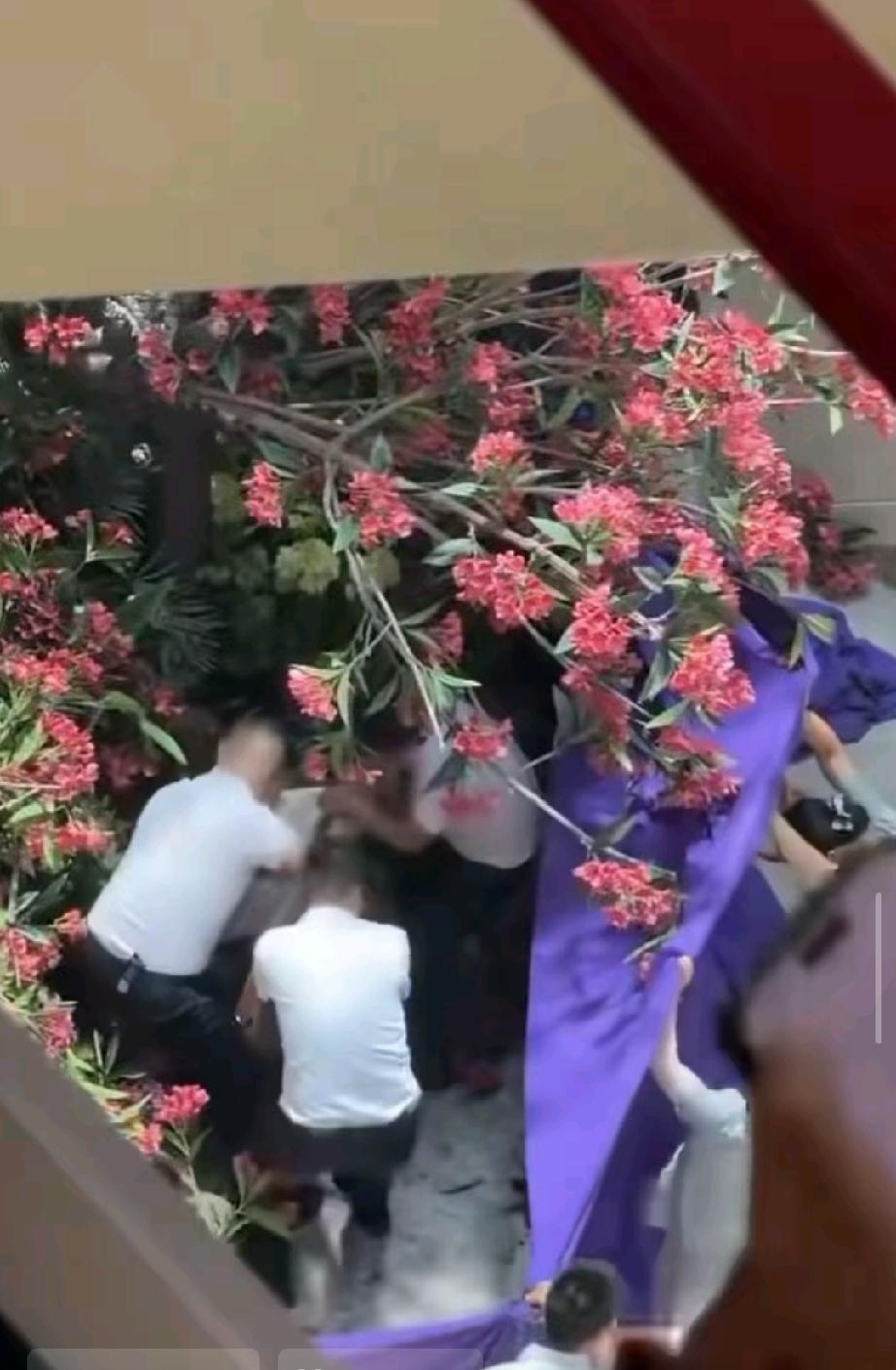 西安这事最玄幻的地方在于：

一个商场可以罚商户一千万元，它是执法机关吗，有权利
