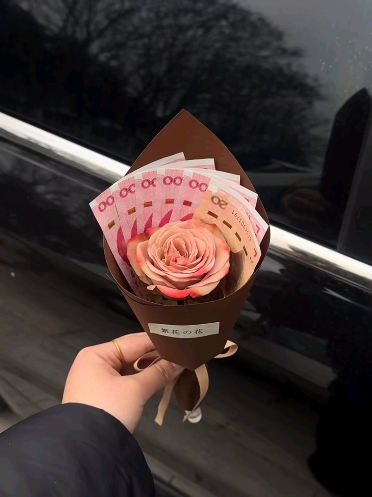 突然发现朋友圈没人晒花了 不是没人买花了，是没人再为“展示生活”用力了。以前晒花