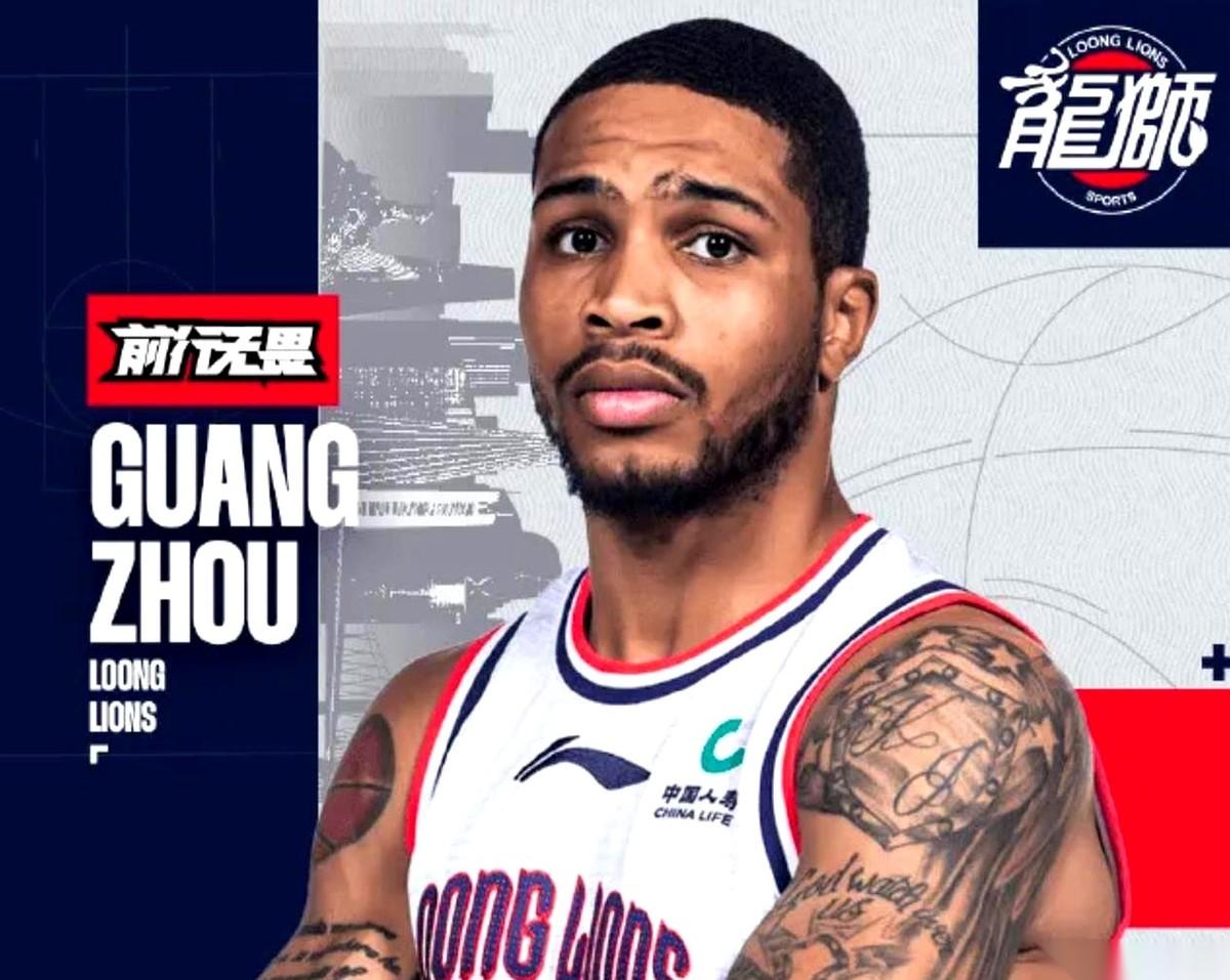 广州队把桌子掀了。
常规赛大门都快关上了，季后赛名额悬在半空，一脚门里一脚门外。