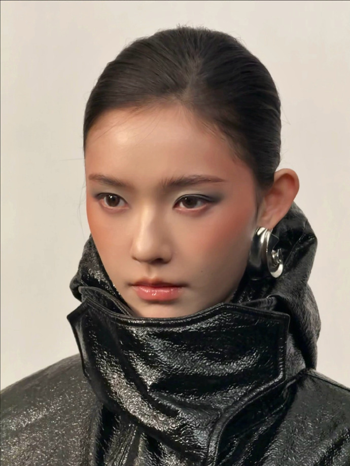 林允 我的野蛮女友  林允真的是会让人狠狠的心动了，可以说这一组大片带给我们的惊