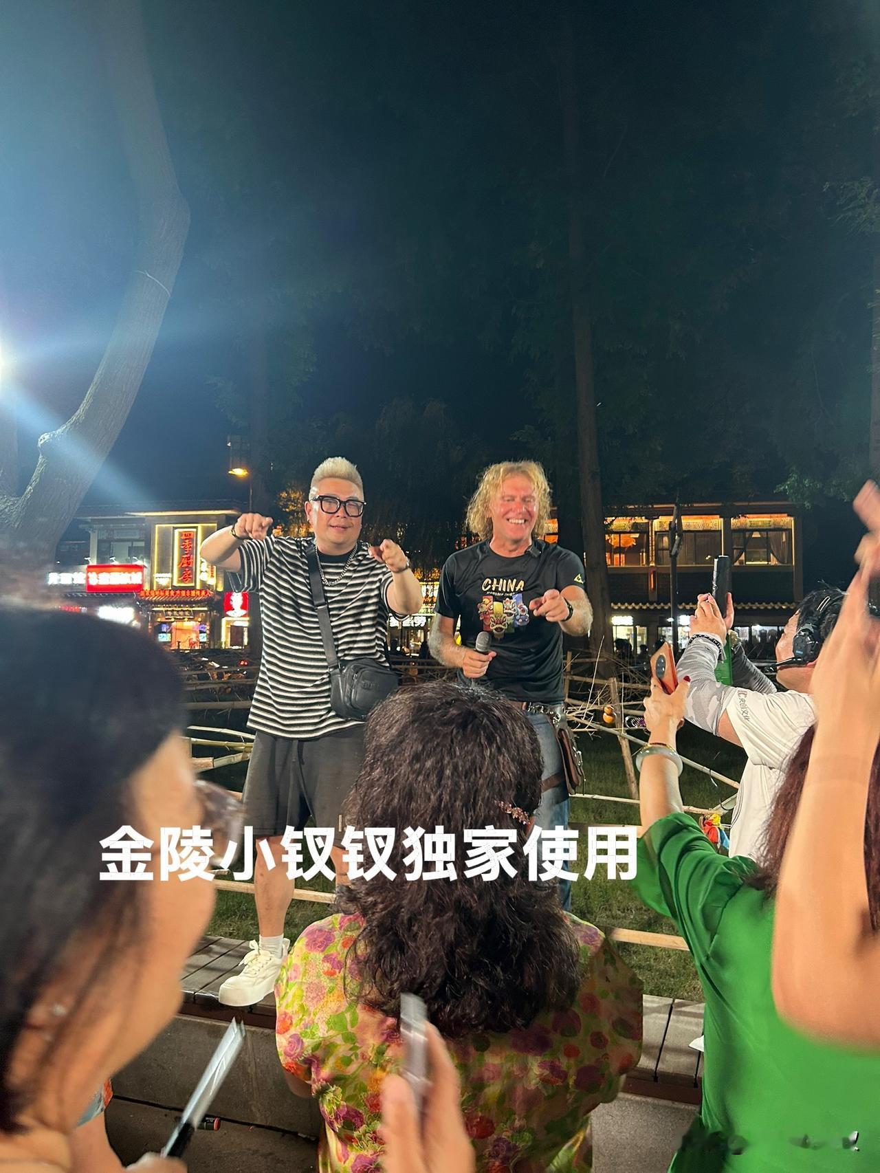大明湖畔野生KTV

今年冬天的时候，偶然刷到一个外地游客拍的视频，题目就是【大