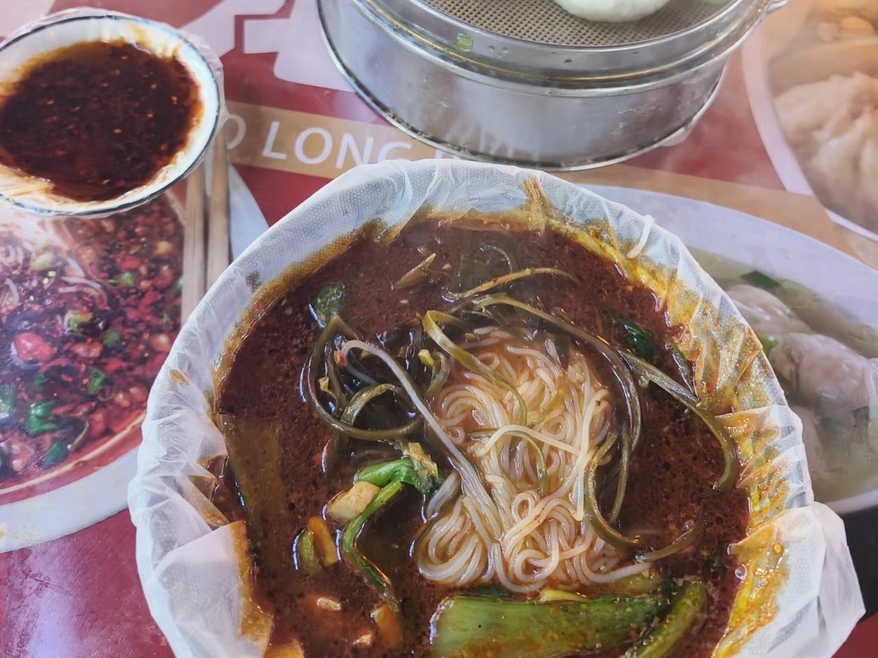 我真的特别怕用塑料袋套碗装东西吃，尤其是装热汤、热饭的时候，心里别提多膈应了。