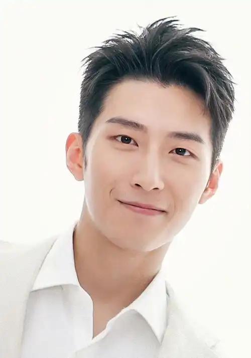 演员窦骁说：我出演《主角》，是因为制片人任双有探我的班时，选中了我。我演戏，基本