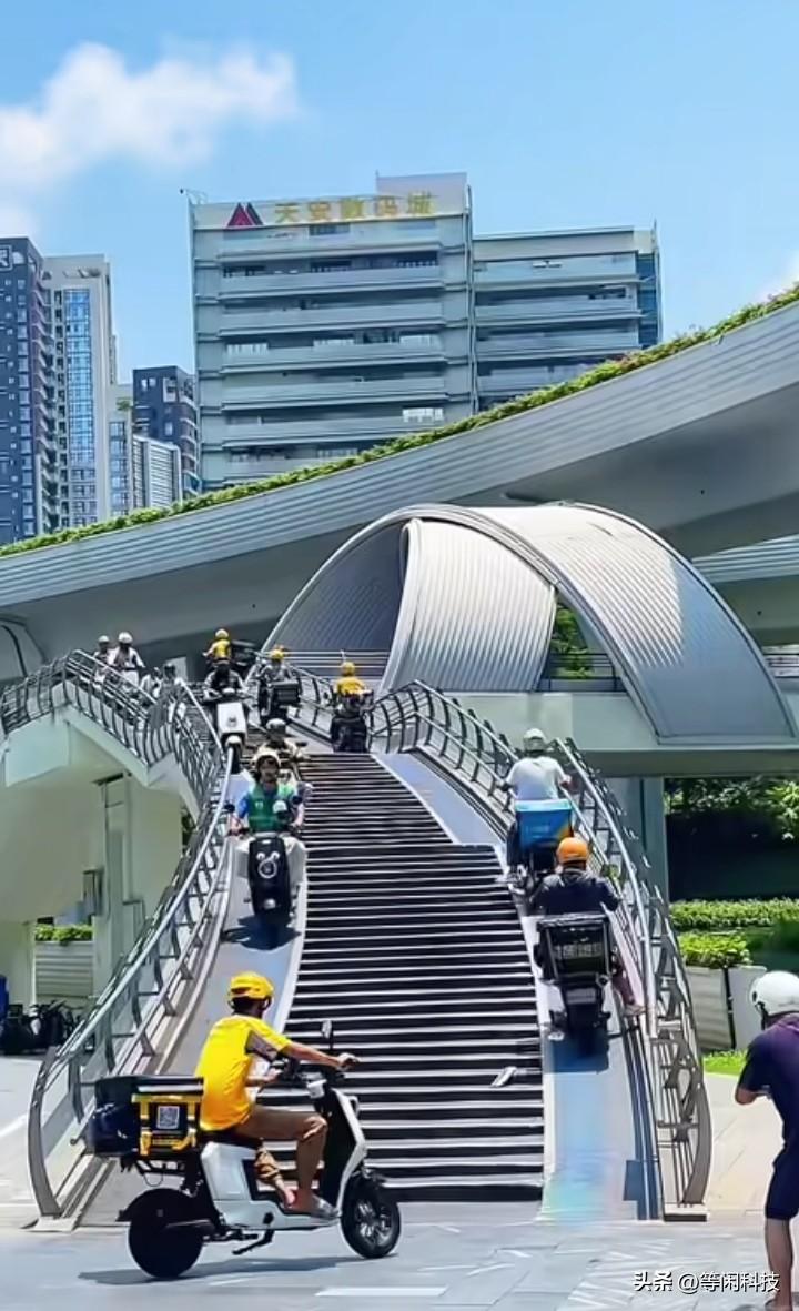 重庆这座充满烟火气的城市里，每天都有无数外卖骑手穿梭在街头巷尾，而最近一位骑手小