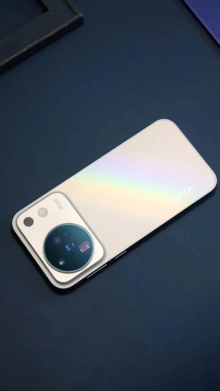 vivo X500的「晴天」配色，初见便是满眼的夏日气息。

它并非生硬死板的纯