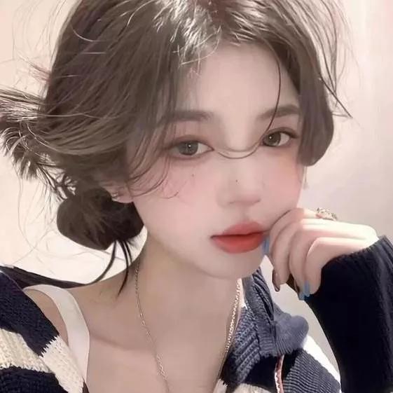 少女心爆棚，红唇蓝指甲，甜美的秋天穿搭浅色蓝裙穿搭 嫩黄色穿搭 蓝黑色系穿搭 浅