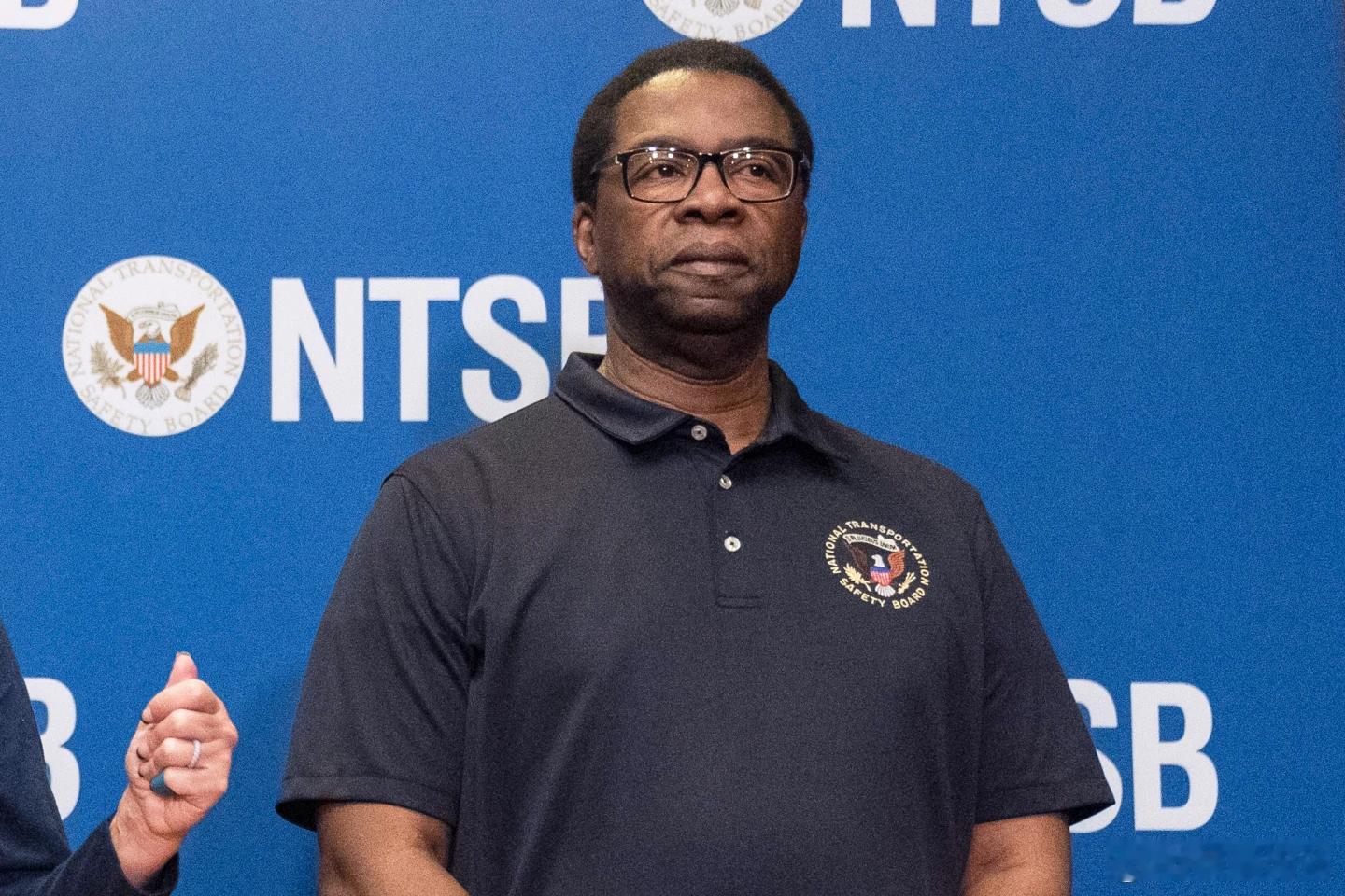 【重要的交通运输部门任职的黑人男性被解雇，称特朗普歧视】（美联社）周四，两名被唐