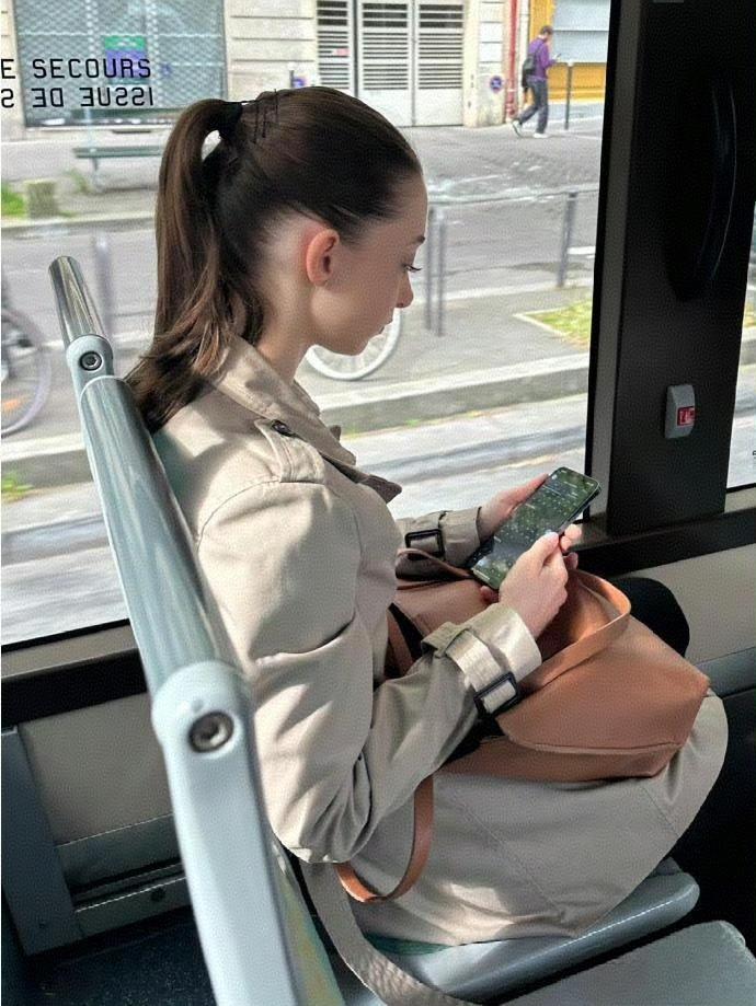 法国，坐公交车回家的女孩