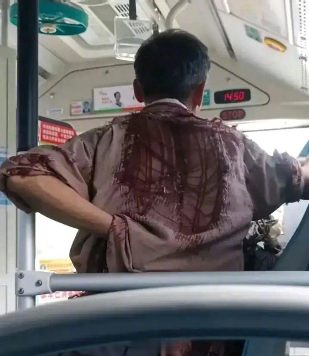 网友在公交车上看到一幕…心酸[可怜] ​​​