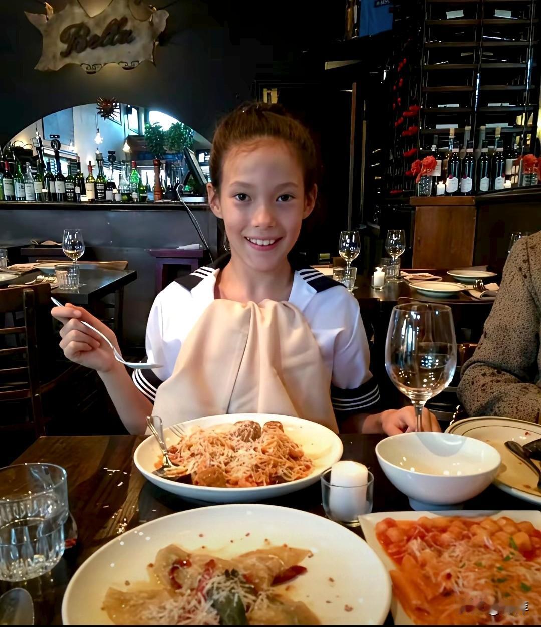 你能看出这个小女孩是谁吗？