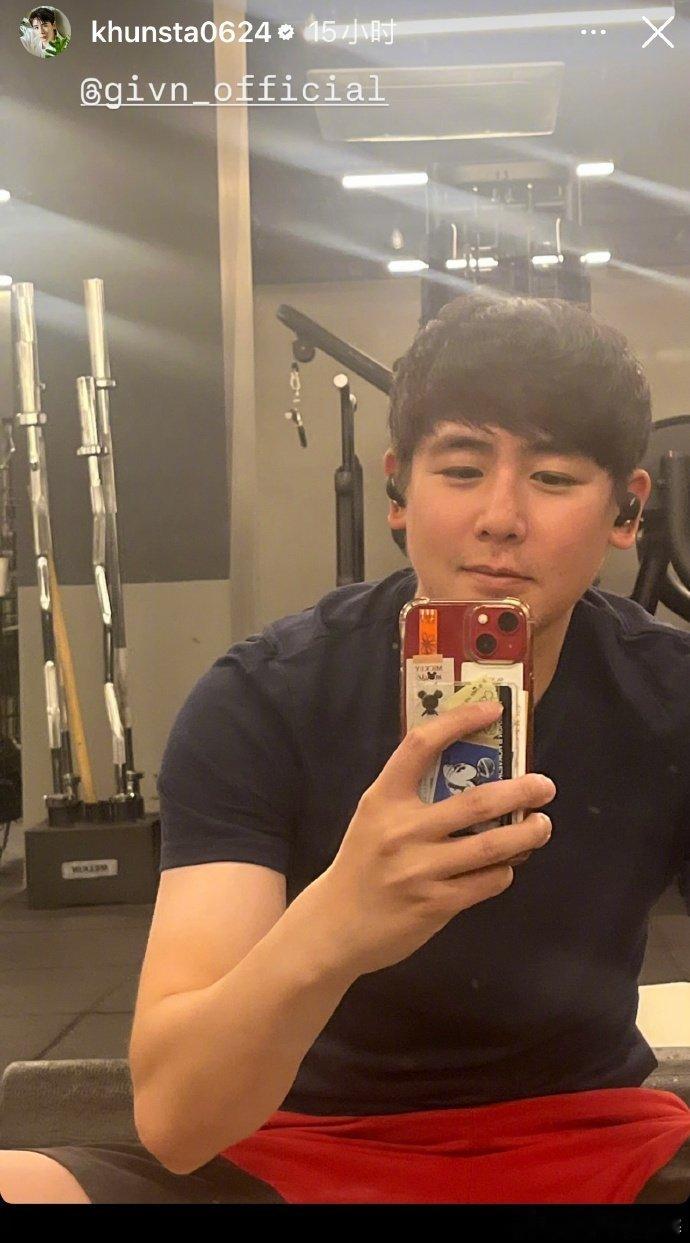 尼坤晒近照这居然是尼坤尼坤这近照一出来，我差点没认出！不过素颜状态很实在，身材保