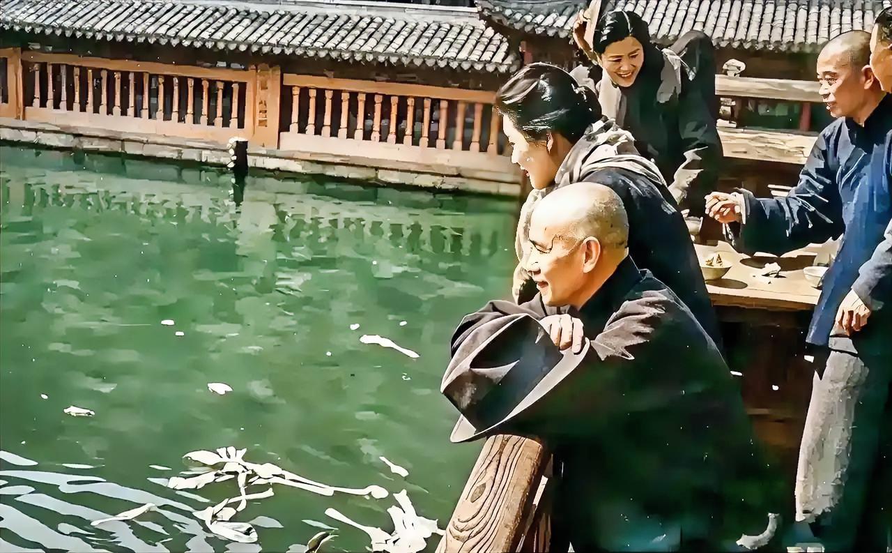 这是一张不多见的照片。
         这是他在1948年5月15日，蒋介石回