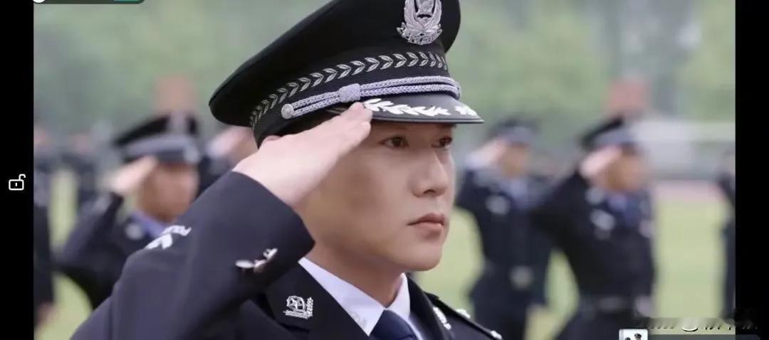 备受瞩目的38集公安题材大剧《人民警察》终于在今晚登陆央视，瞬间点燃了观众的追剧