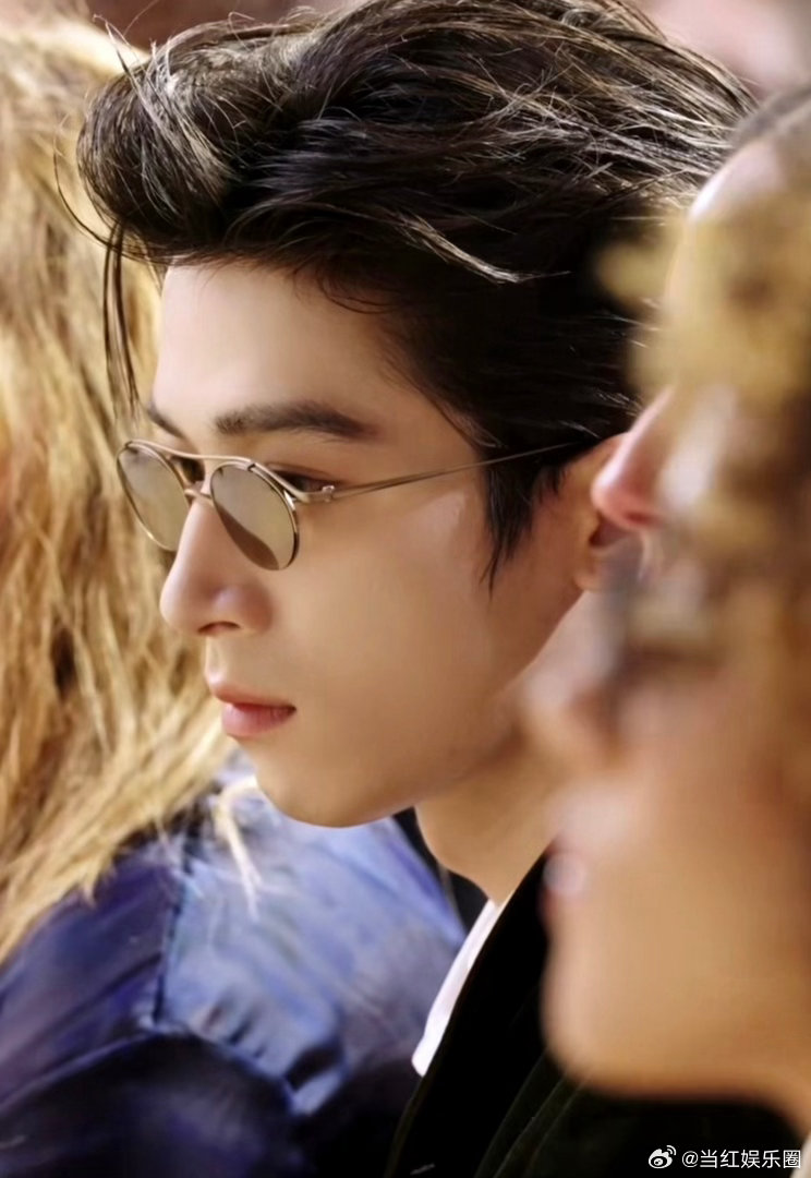 王星越四套造型王星越米兰四套造型王星越米兰四套造型完成风格蜕变，矜贵礼服适配品牌