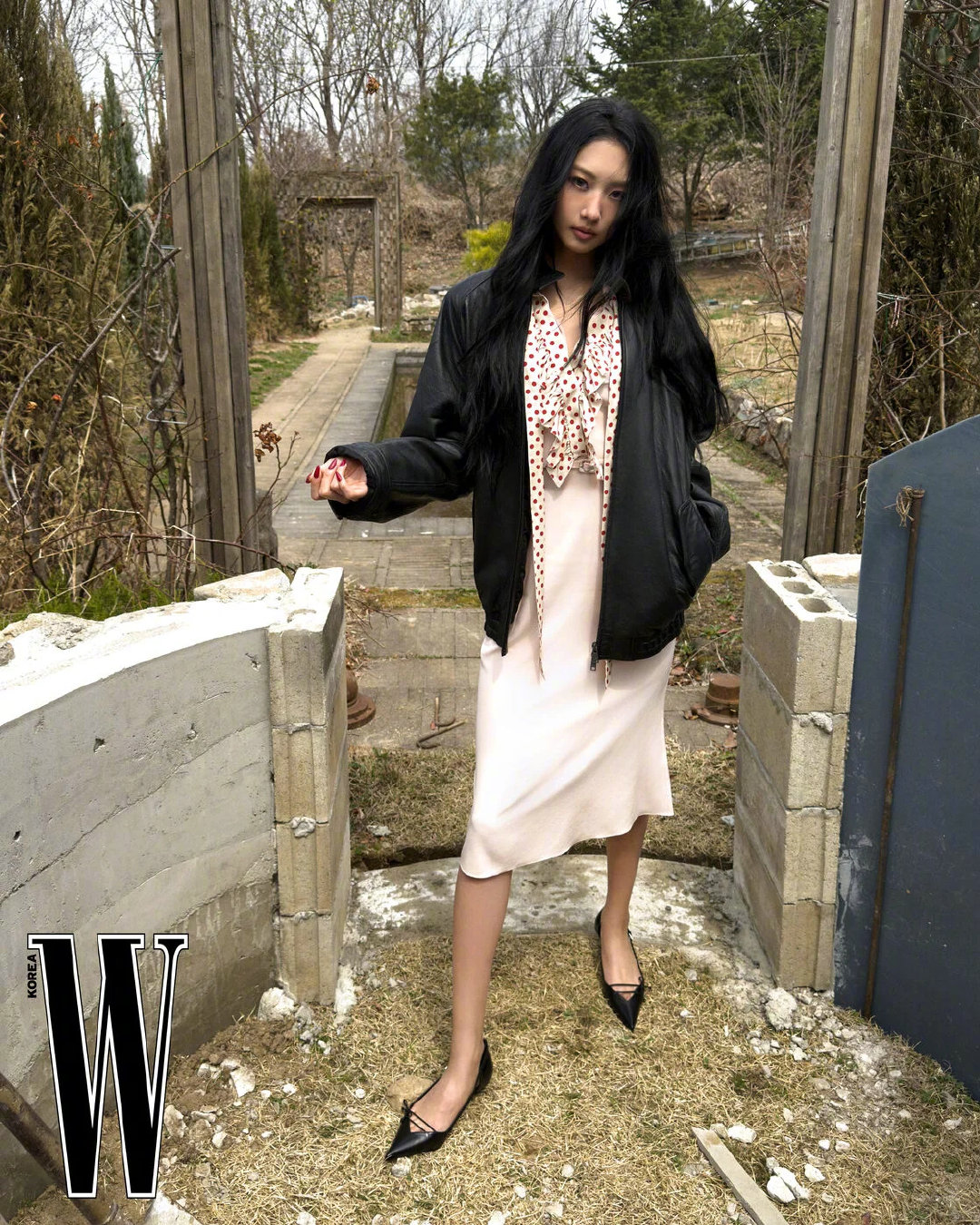 W Korea 五月刊封面人物，女团MEOVV成员Gawon，演绎的Prada服