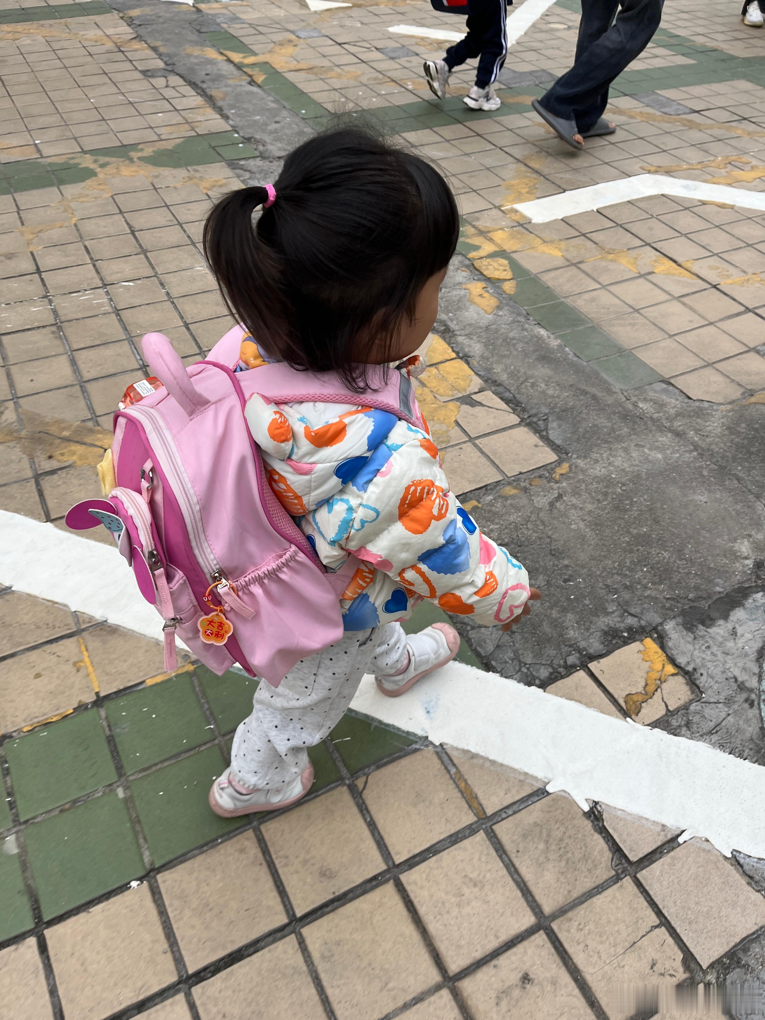 今天天气又稍微冷一点，得穿厚一点。原来还要多读一年小班，昨天接娃听到别的宝妈议论