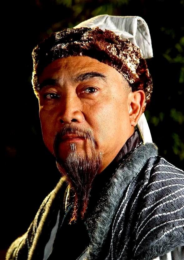 谁的罪更大？答案是洪承畴。
洪承畴投降清朝后为了荣华富贵，不肯自杀殉国。
吴三桂