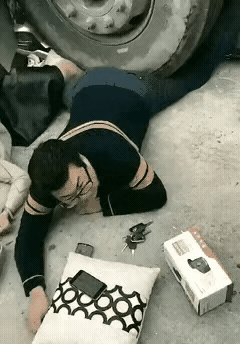 两口子双双被大货车压住了腿，看年龄正是青春鼎盛之年，目测虽然没有生命危险，但这腿