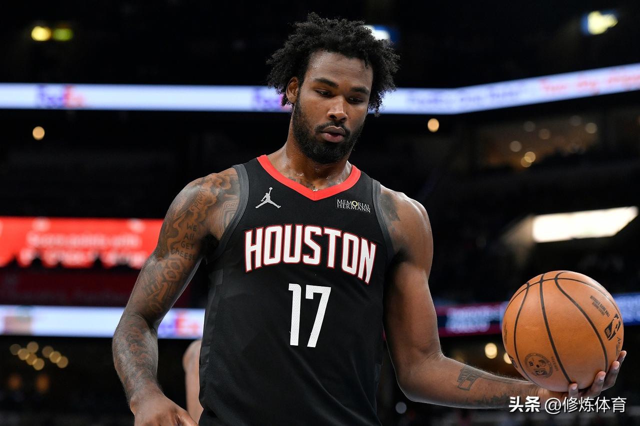 火箭要一个接一个续约了，最先考虑伊森和阿门：

1、伊森——24岁，第四个赛季，