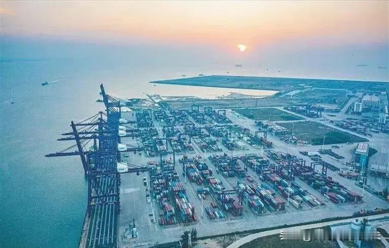 果不其然。
这两天在三亚逛免税店的老友跟我念叨，说岛内居民现在买免税品方便太多了