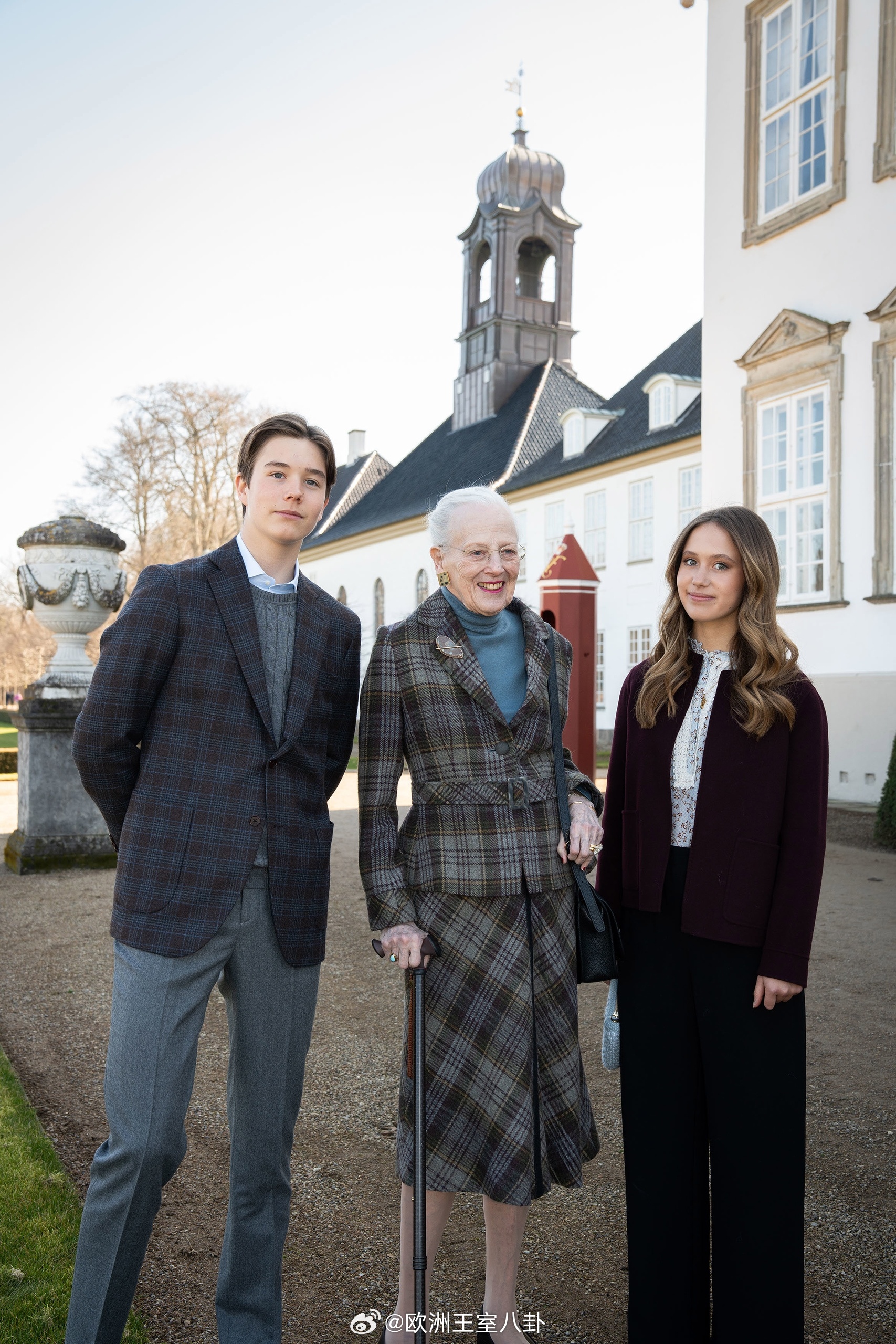3.22 丹麦玛格丽特二世女王和龙凤胎孙子文森特&约瑟芬到弗雷登斯堡教堂做周日礼