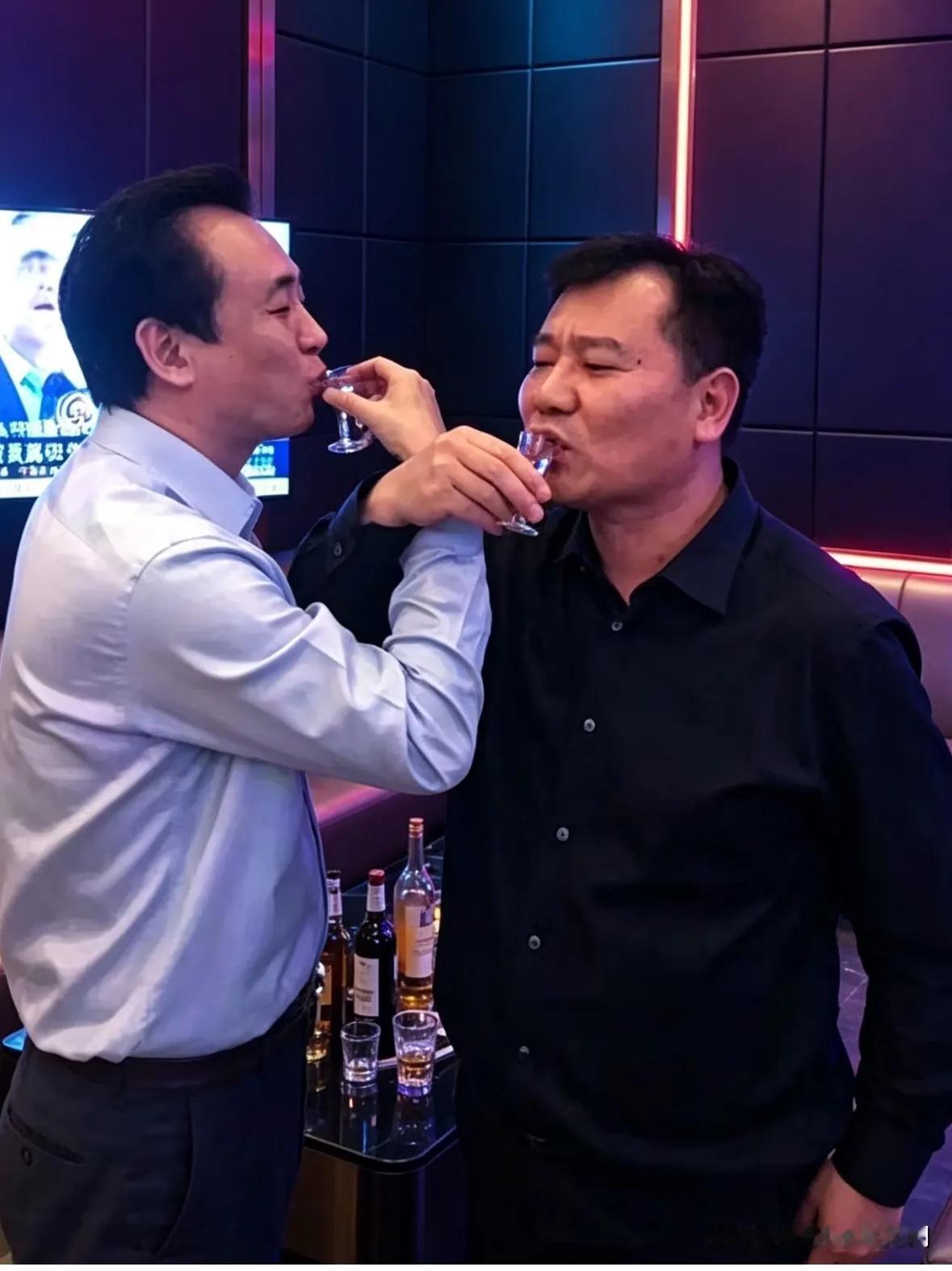 世上最贵的一杯酒。2017年，许家印与张近东喝交杯酒的一张合影。这张早年同框照片