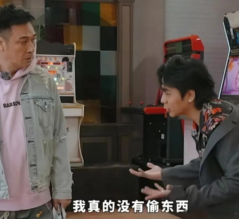 丁真在吴镇宇面前演绎被冤枉偷东西的人，反复重复“我真的没有偷东西”。吴镇宇不禁发