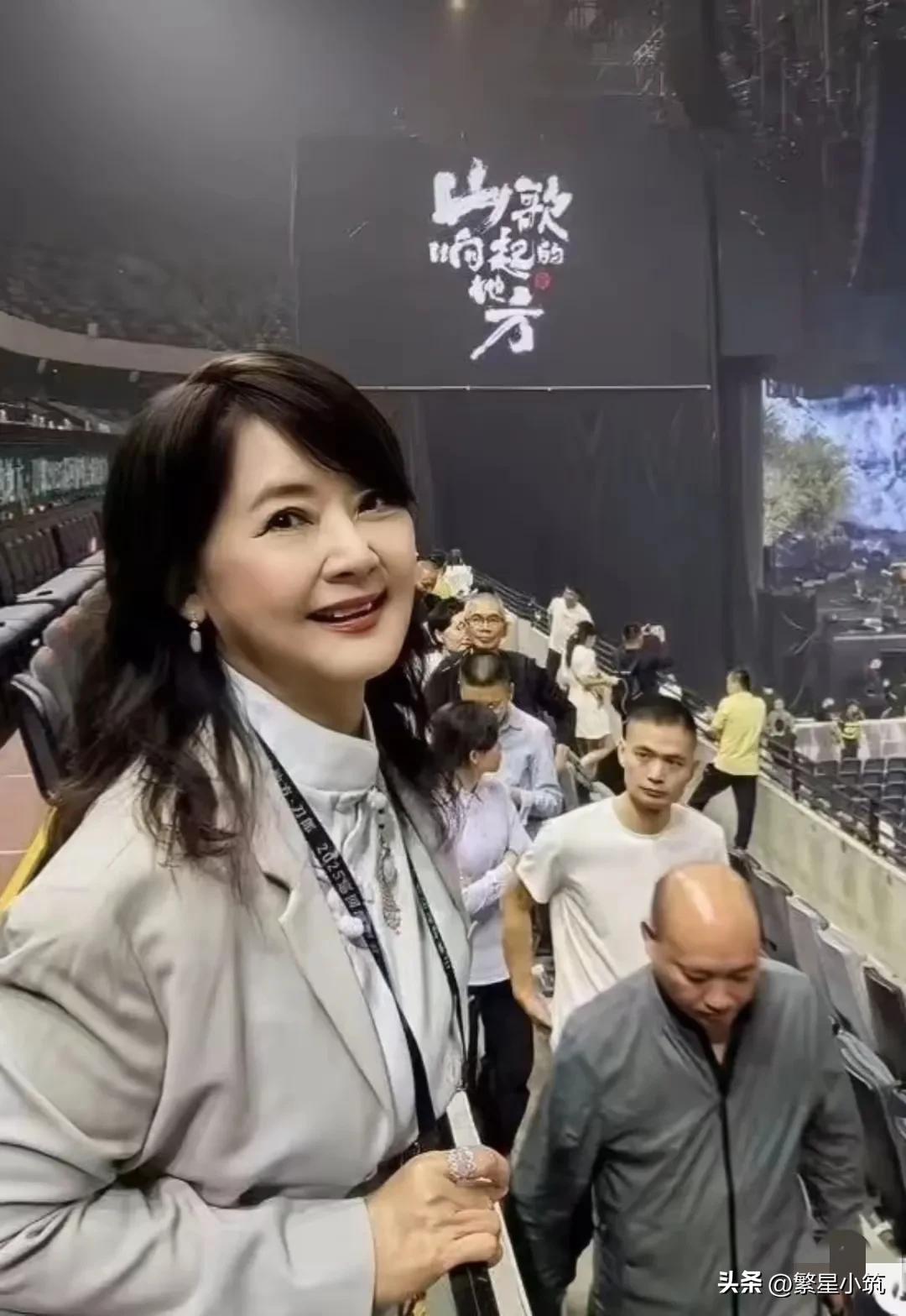 哈哈哈哈！我居然在深圳刀郎演唱会上看到胡慧中了，她瘦了，人也漂亮了许多。
她的皮