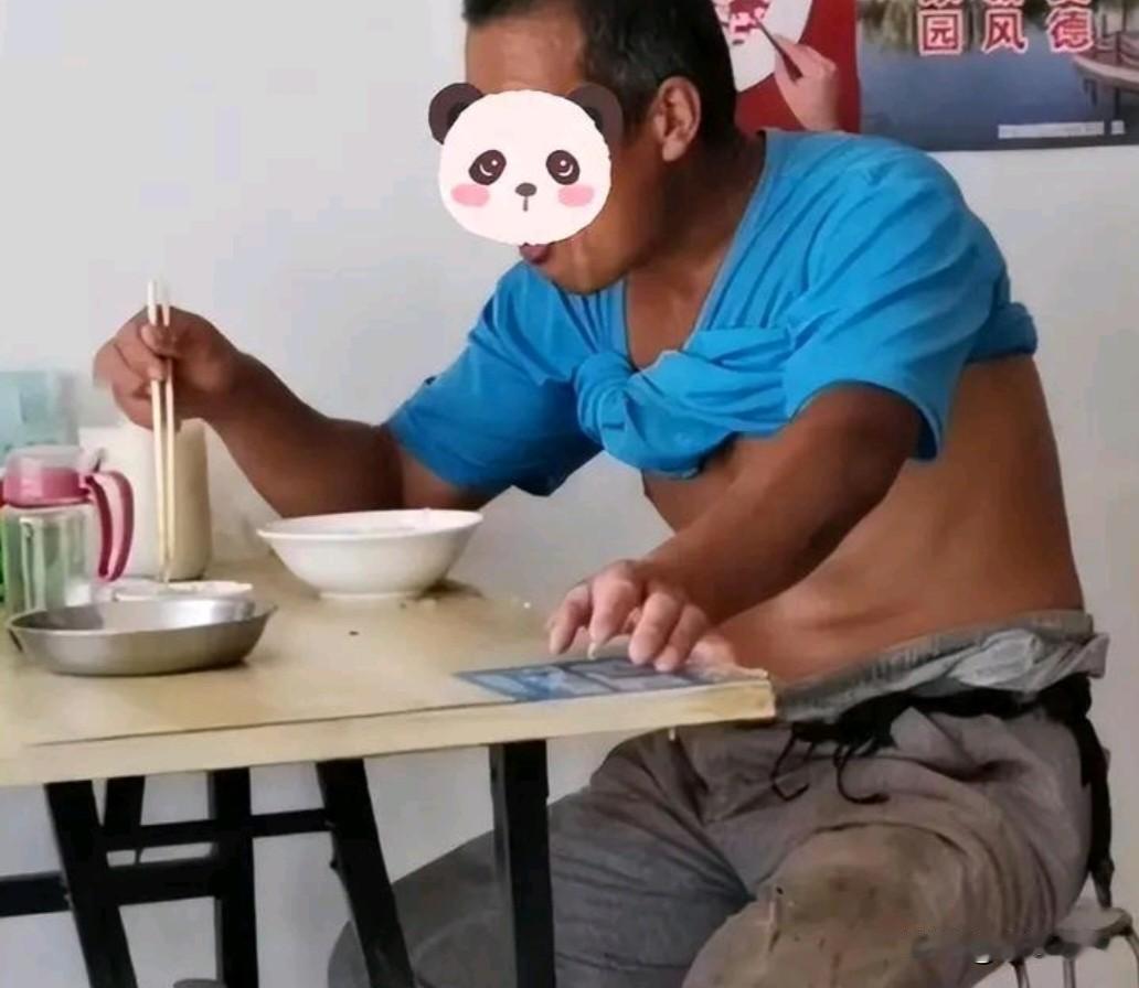 务工男子自带馒头进店，点1元豆浆舍不得喝，蹭免费咸菜引争议！
 
河北一家小饭馆