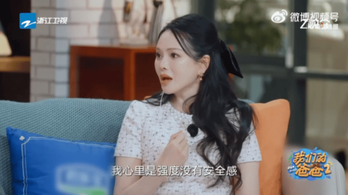 伊能静送恩利上幼儿园陪读了15天伊能静幼时被丢路边成为童年创伤 看到这个话题直接