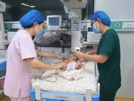 周五晚高峰，38岁孕妈下班打车路上突发阵发性腹痛，胎儿已经露头。
惊险时刻，一句