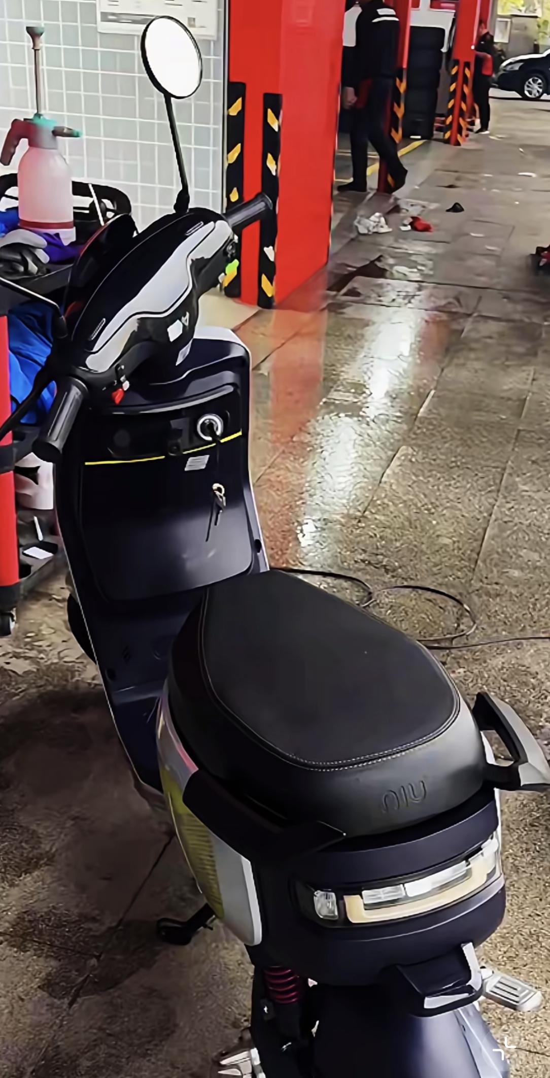 张雪峰的车已经被人洗干净了。

骑上心爱的小电驴去接心尖上的女儿，这是他在世时候