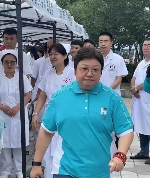 你捐的钱都被拿去发工资了？2026年7月，韩红基金会一份年报直接炸了锅。86名员