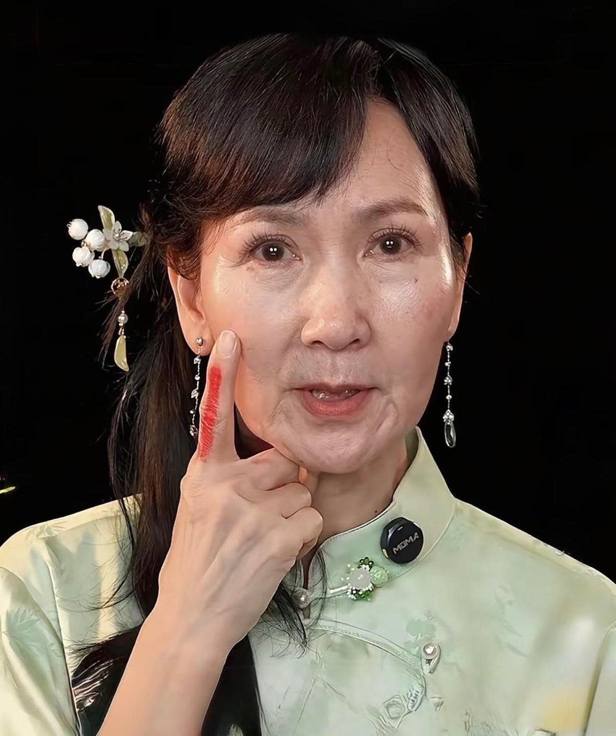 这么真实的出镜，
你还是那个快人快语勇敢的小青，
她真实的人生一辈子坎坷只恨不会