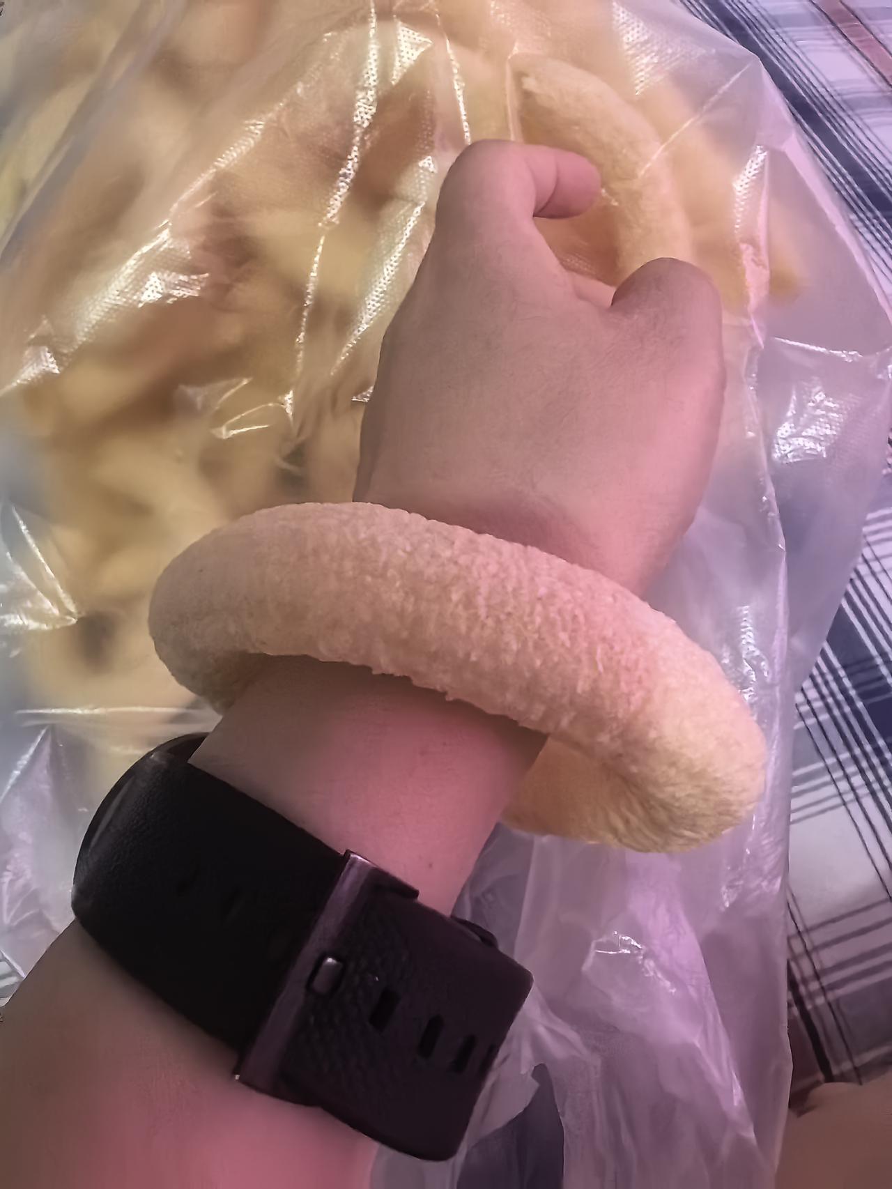 有没有人吃过这种玉米味的金镯子，很便宜，我15块钱买了一大袋子，就和金镯子差点分