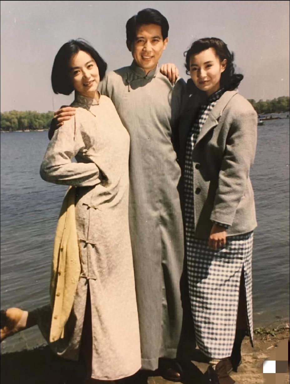 左拥右抱两个大美女，中间这男的究竟是谁呀？看着确实挺帅气的，有认识的吗？