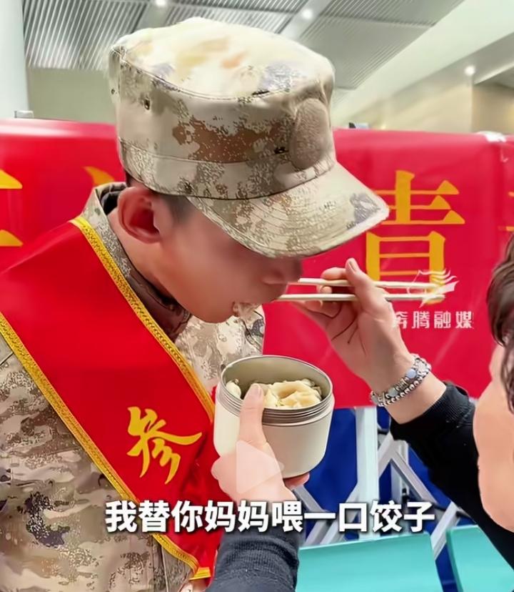 真的看哭了！一位新兵小伙因为父母赶不过来，只能一个人默默去入伍，看着特别孤单。