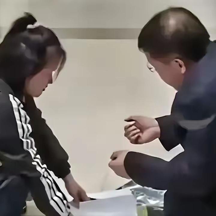 重庆新桥医院蹲在地上给患者看CT片的医生，最好的回报来了

不是涨薪，也不是锦旗