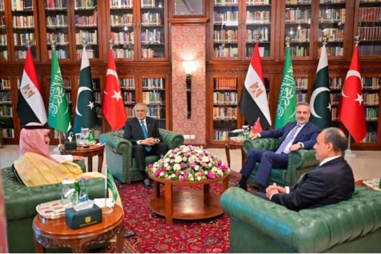 巴基斯坦、土耳其、埃及和沙特决定成立一个由四国外长组成的委员会，协商制定解决冲突