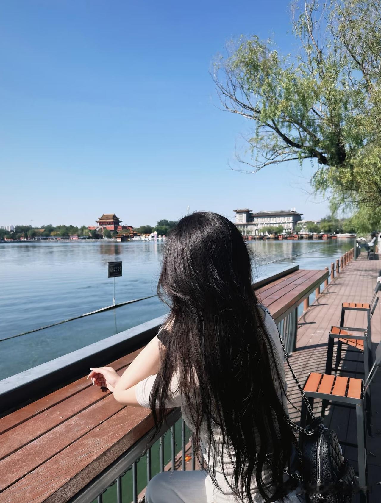 近日，河南一位21岁的大三女生很是纠结。

她的江西男友说毕业要回江西发展，让她