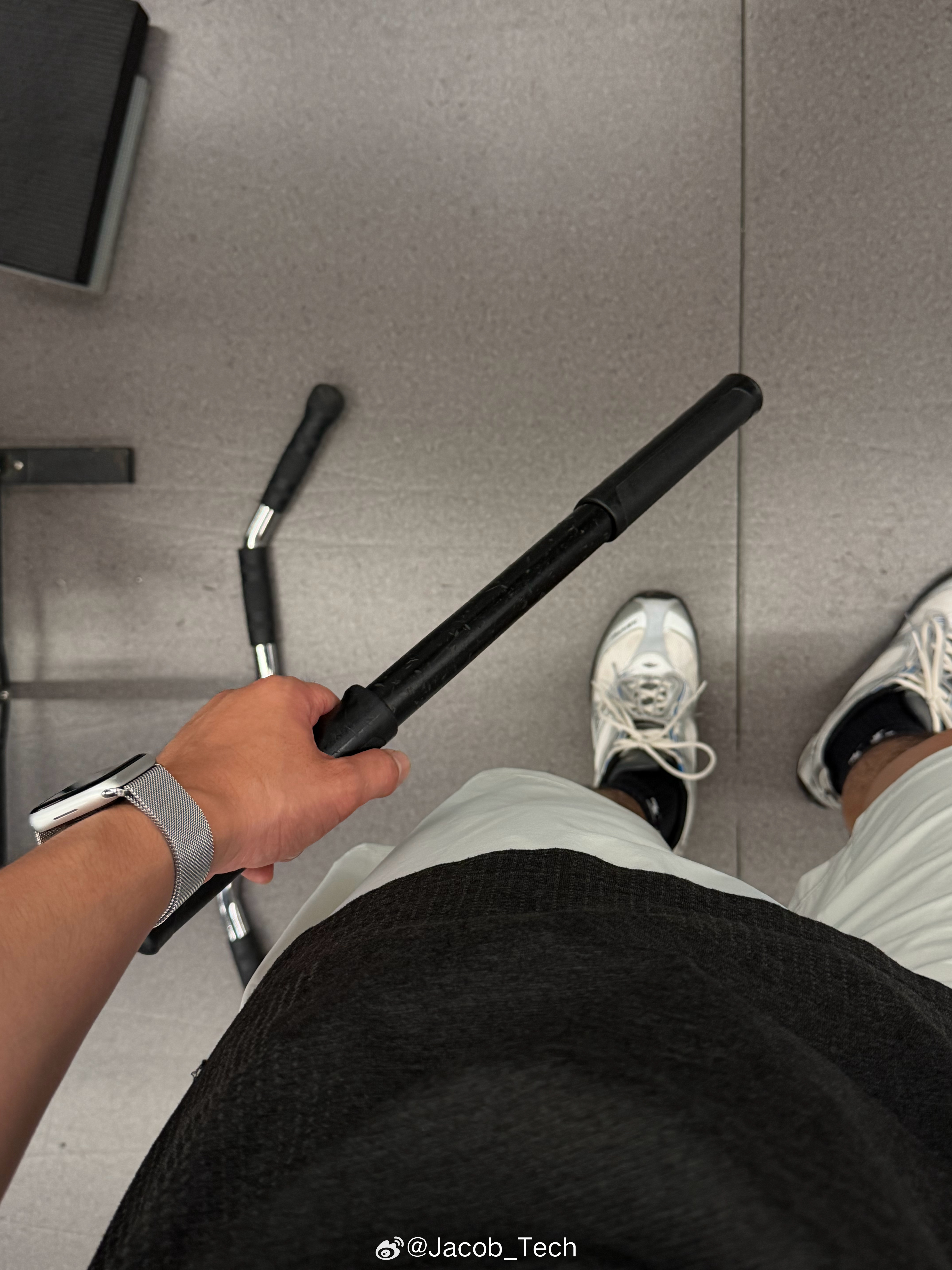 男子健身房撸铁未消毒挠脸长肉球不是开玩笑哦[跪了]现在去健身房用器械，第一件事就