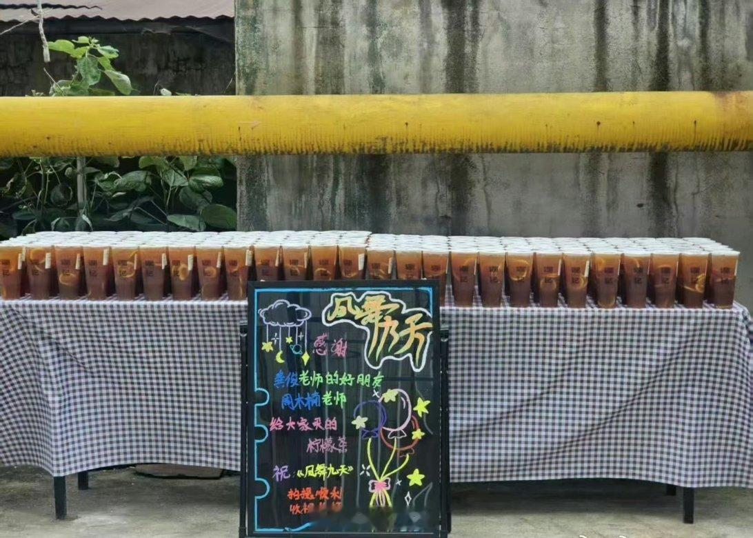 裤裤子的制片人、柠萌的CEO、周木楠和不可能影业高层都去探班龚俊了，都说是因为暗