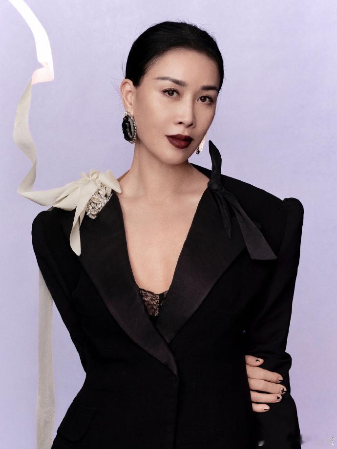 那英起身踱步像老君拂尘探查，华晨宇猛低头假装认真书写的模样，分明是悟空把金丹藏进